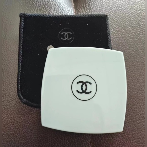CHANEL DUAL COMPACT MIRROR - LIMITED STOCK SAGE GREEN WITH BOX/VELVET DUSTBAG - Picture 10 of 15